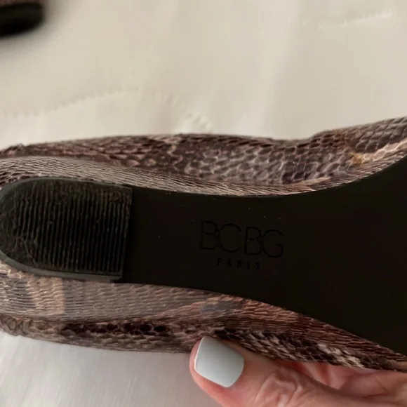 BCBG Paris wedged heel shoes W round toes snake print sz 8 in good condition - Picture 7 of 7
